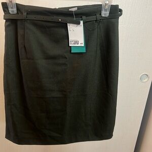 Waist does not stretch, Dark olive green color, Brand new w/ tags
Great quality